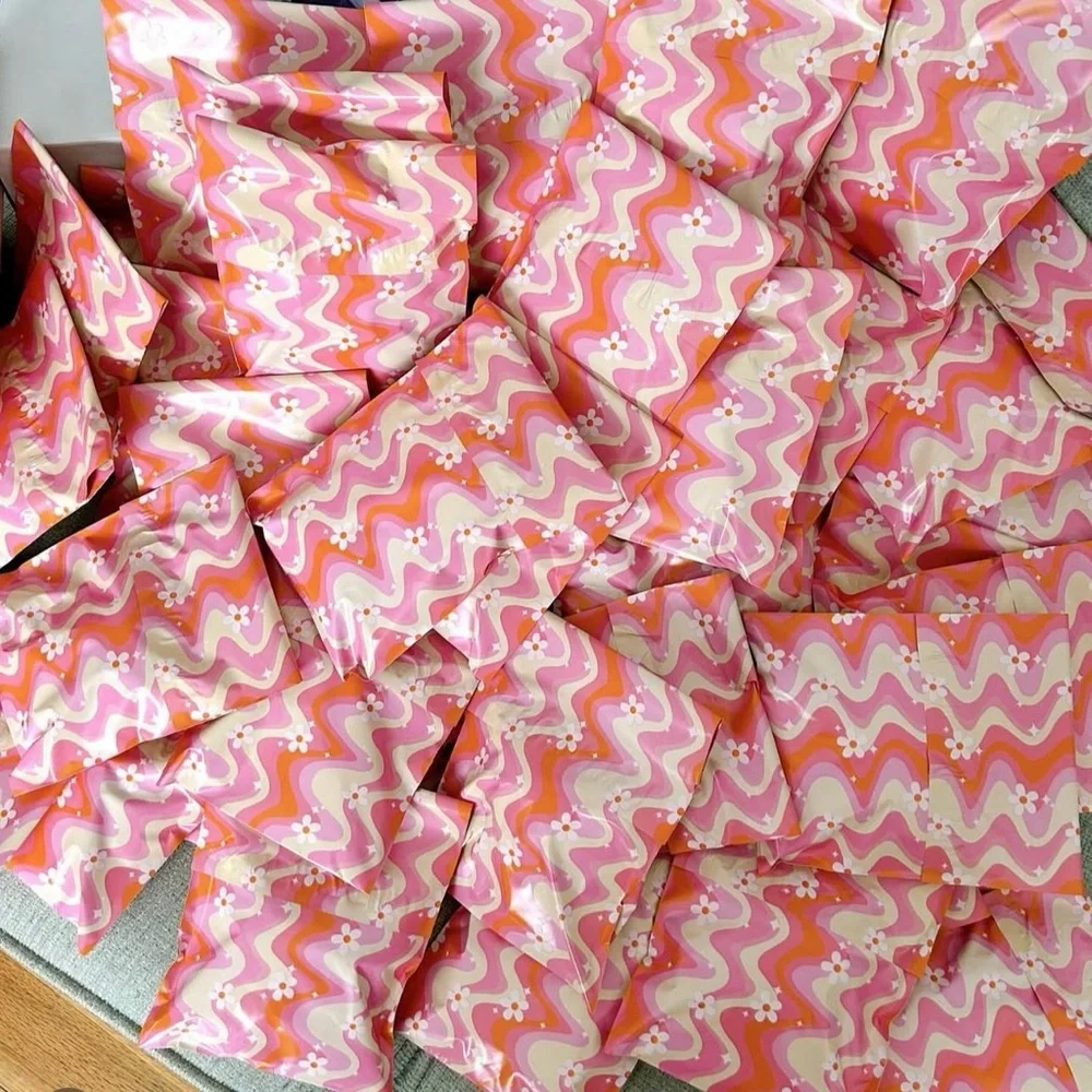 Wavy Daisy Poly Mailers 12x15.5 Pack of 25 - Picture 4 of 5